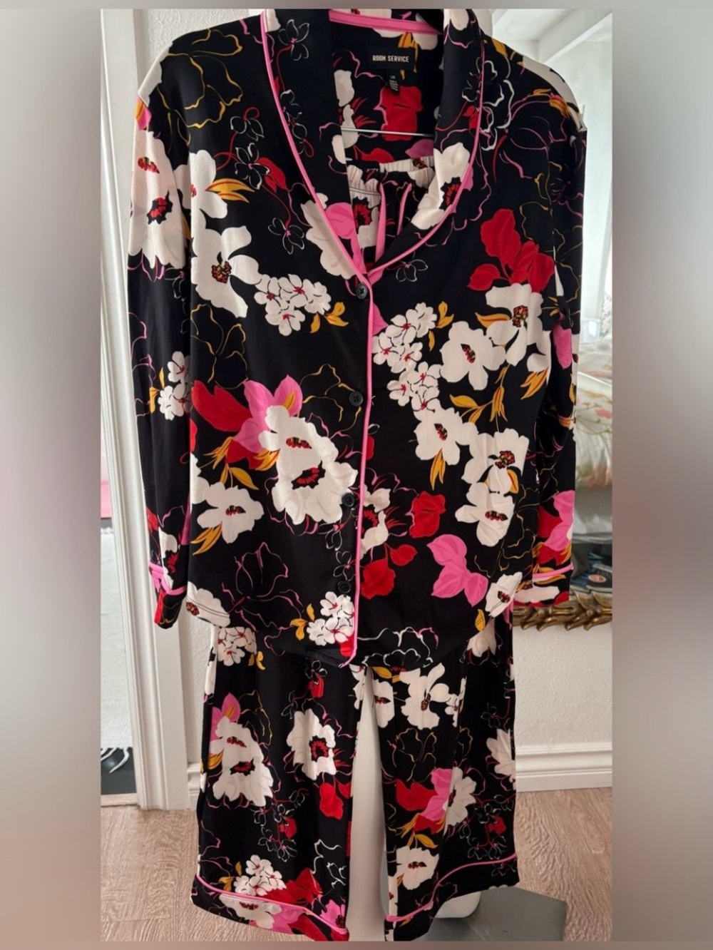 Room Service Womens 2-
Piece Shawl Collar
Pajama Set